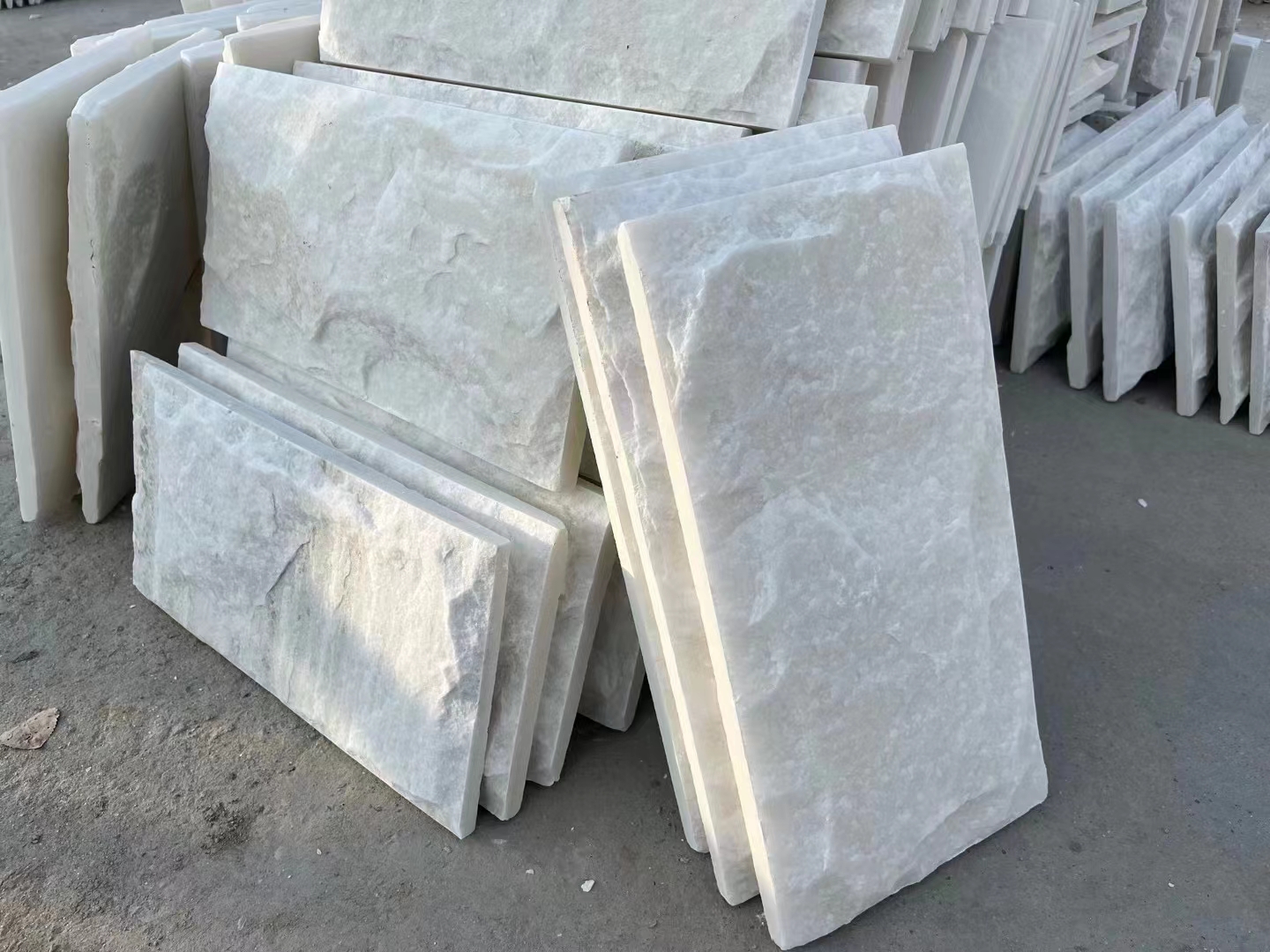 蘑菇石石材批發(fā)廠家與芝麻白廠家有何區(qū)別